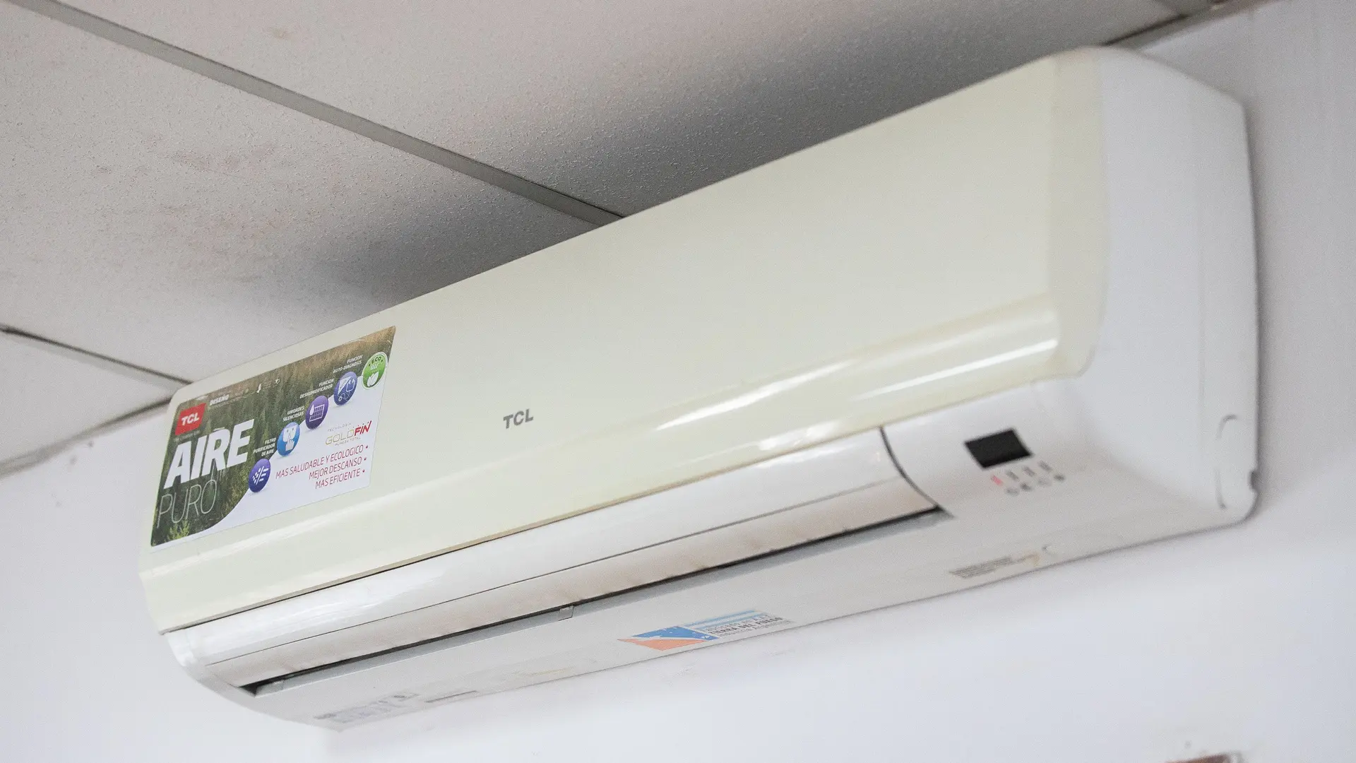 𝗔𝗽𝗮𝗴𝗮𝗿 𝗲𝗹 𝗮𝗶𝗿𝗲 𝗼 𝗱𝗲𝗷𝗮𝗿𝗹𝗼 𝗲𝗻𝗰𝗲𝗻𝗱𝗶𝗱𝗼 𝘁𝗼𝗱𝗼 𝗲𝗹 𝗱𝗶́𝗮: ¿𝗤𝘂𝗲́ 𝗰𝗼𝗻𝘀𝘂𝗺𝗲 𝗺𝗮́𝘀 𝗲𝗻𝗲𝗿𝗴𝗶́𝗮?