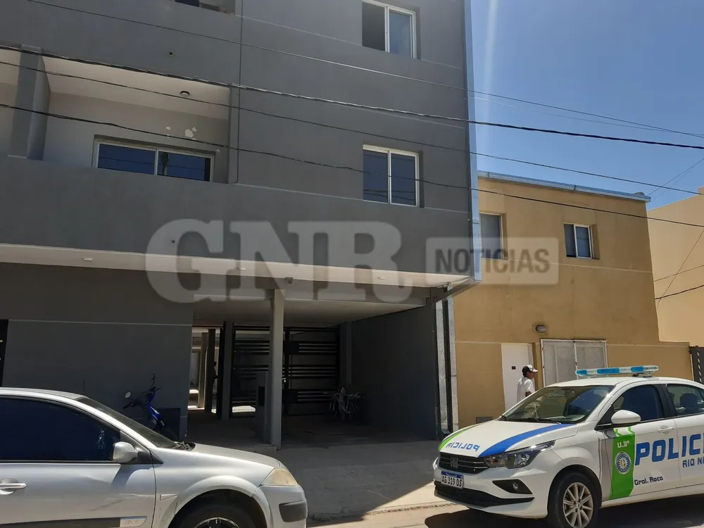 𝗨𝗻𝗮 𝗷𝗼𝘃𝗲𝗻 𝘀𝗶𝗻 𝘃𝗶𝗱𝗮 𝘆 𝘂𝗻 𝗺𝘂𝗰𝗵𝗮𝗰𝗵𝗼 𝗲𝗻 𝗲𝘀𝘁𝗮𝗱𝗼 𝗰𝗿𝗶́𝘁𝗶𝗰𝗼, 𝗲𝗻 𝘂𝗻 𝗱𝗲𝗽𝗮𝗿𝘁𝗮𝗺𝗲𝗻𝘁𝗼